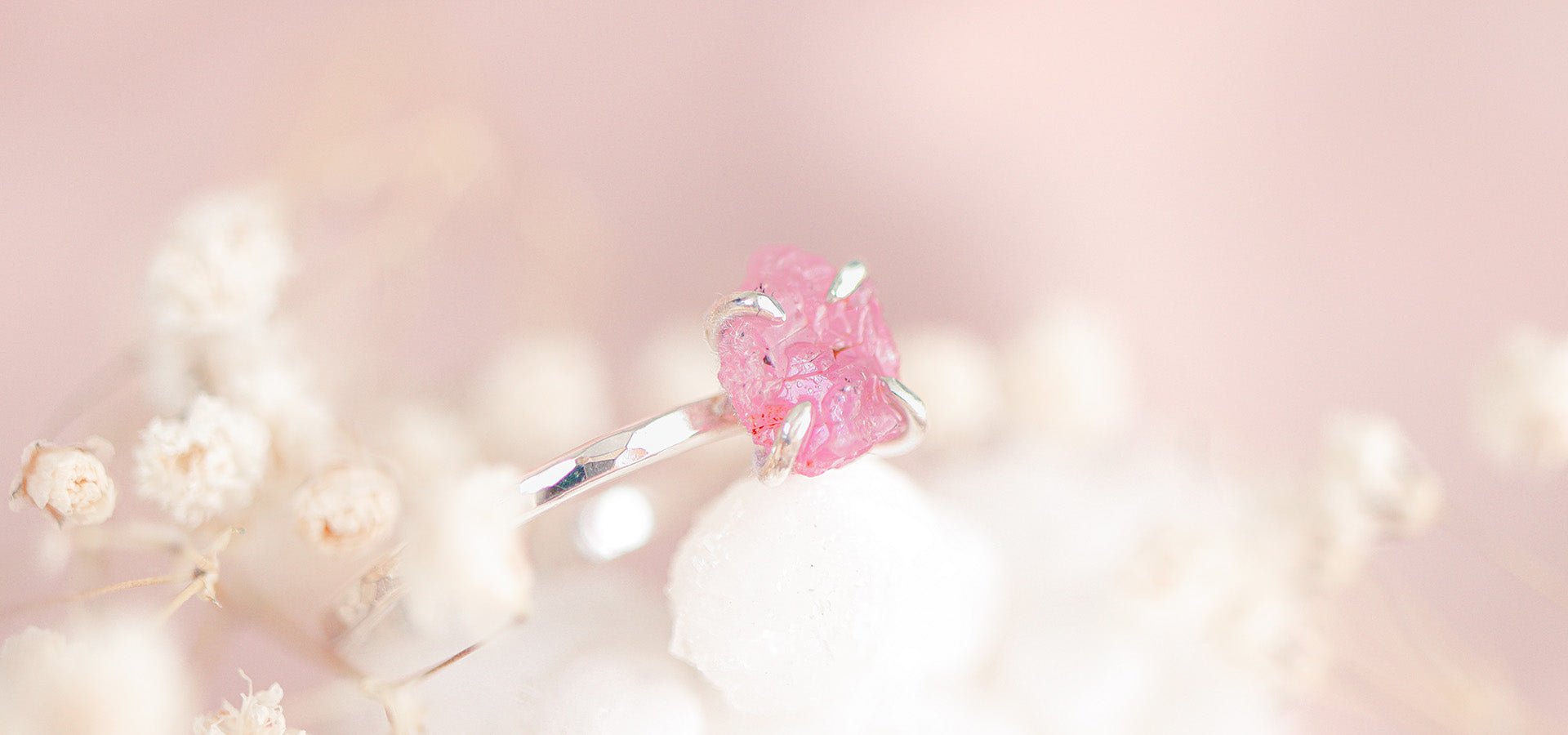 Saffier: Ontdek de Wijsheid en Kracht van Deze Betoverende Edelsteen