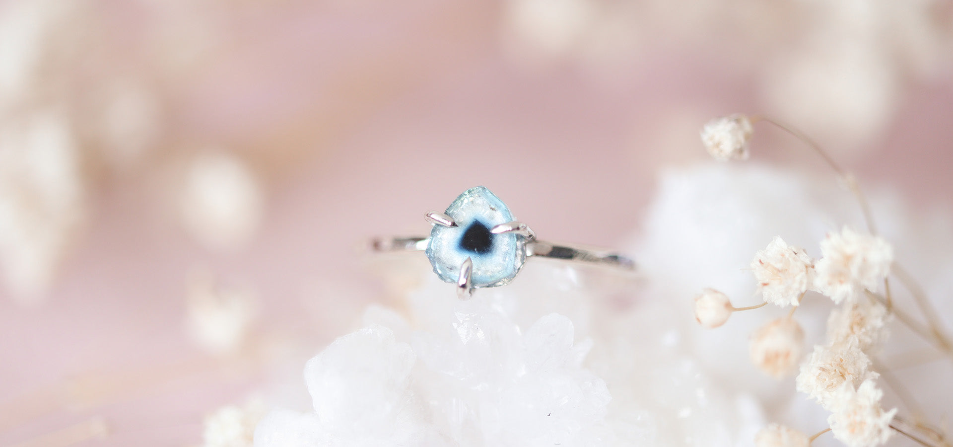 Trendkleuren Zomer 2025: Ontdek de Mooiste Edelstenen Sieraden voor Jouw Look