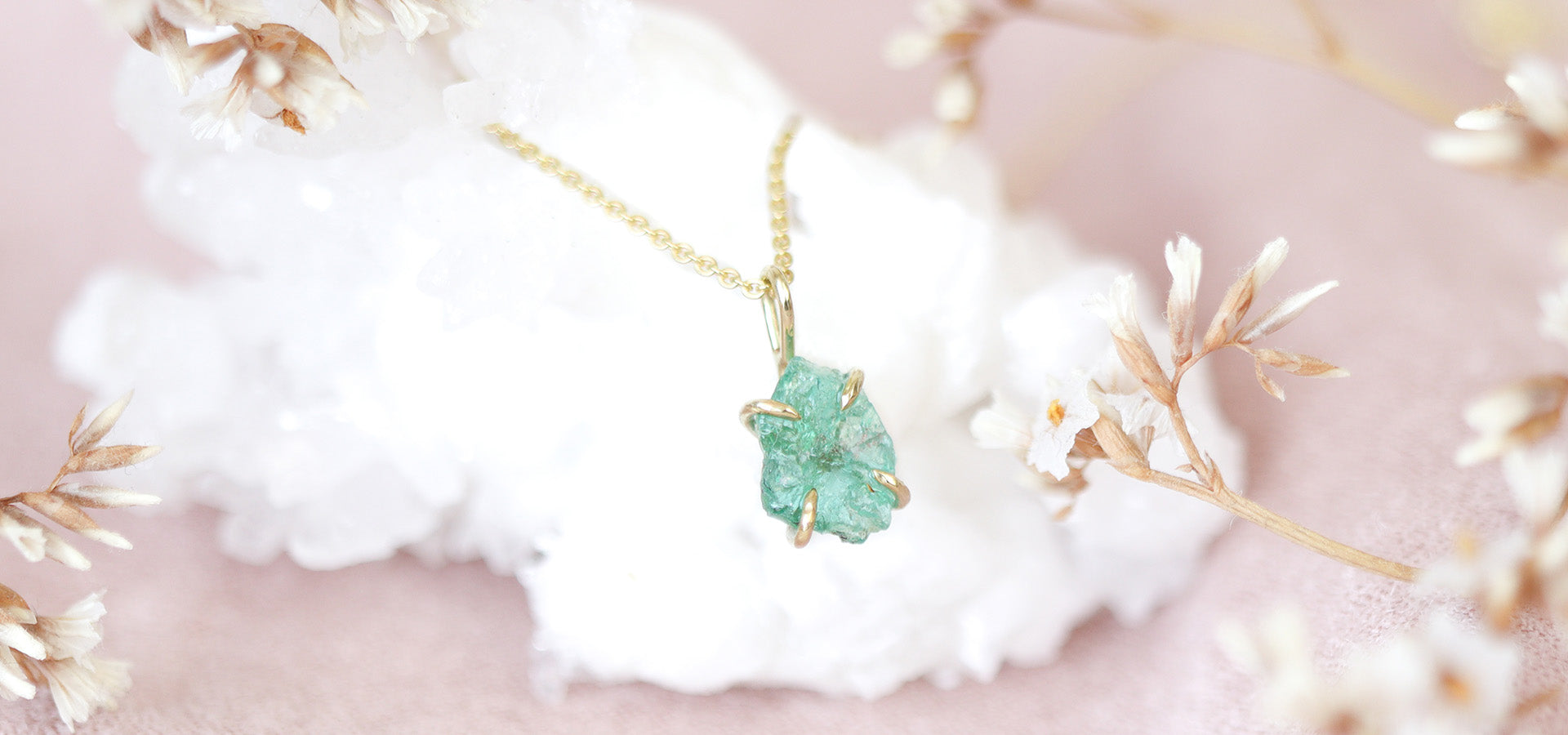 Smaragd ruw ketting goud, geboortesteen mei