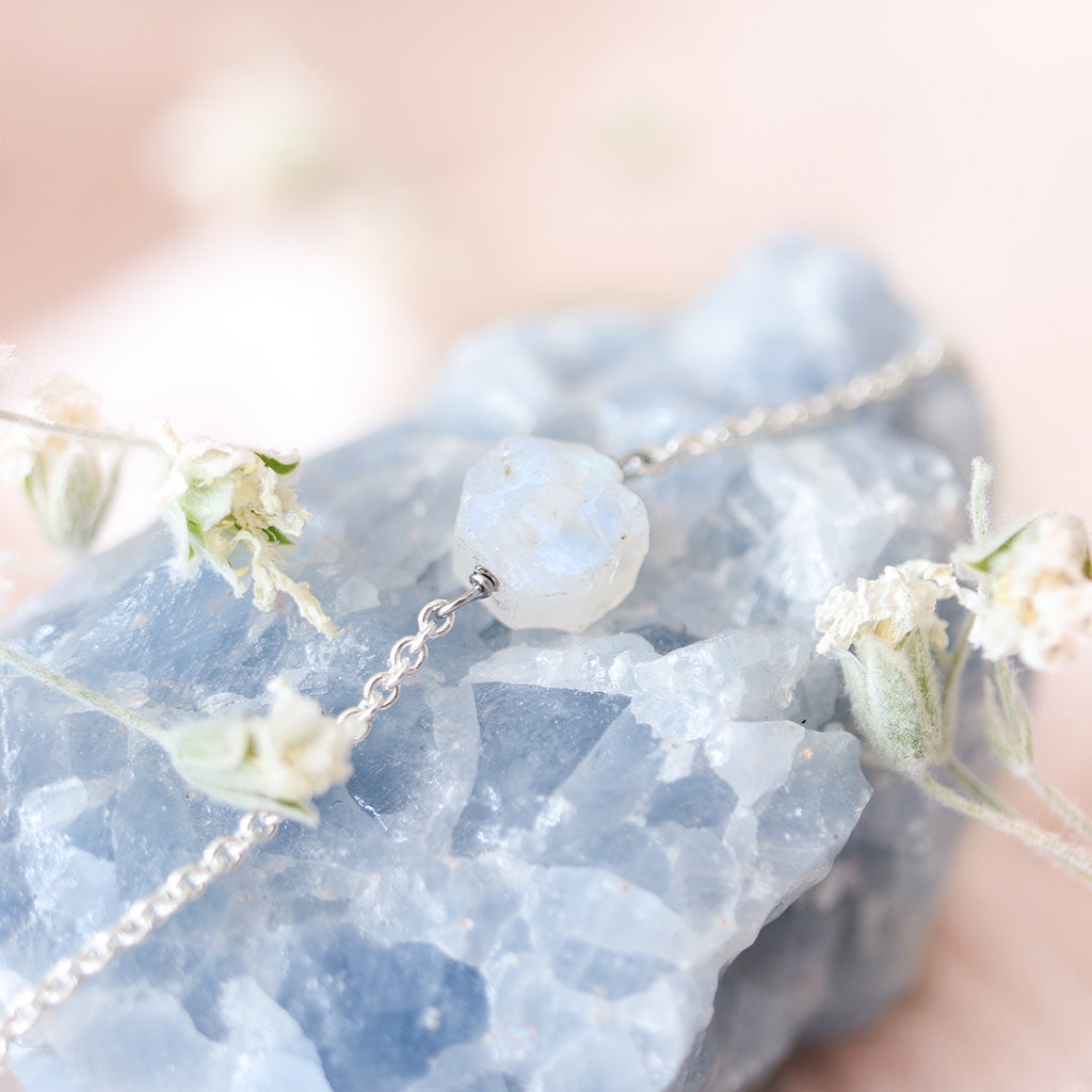 Maansteen ruwe steen wit, zilveren armband