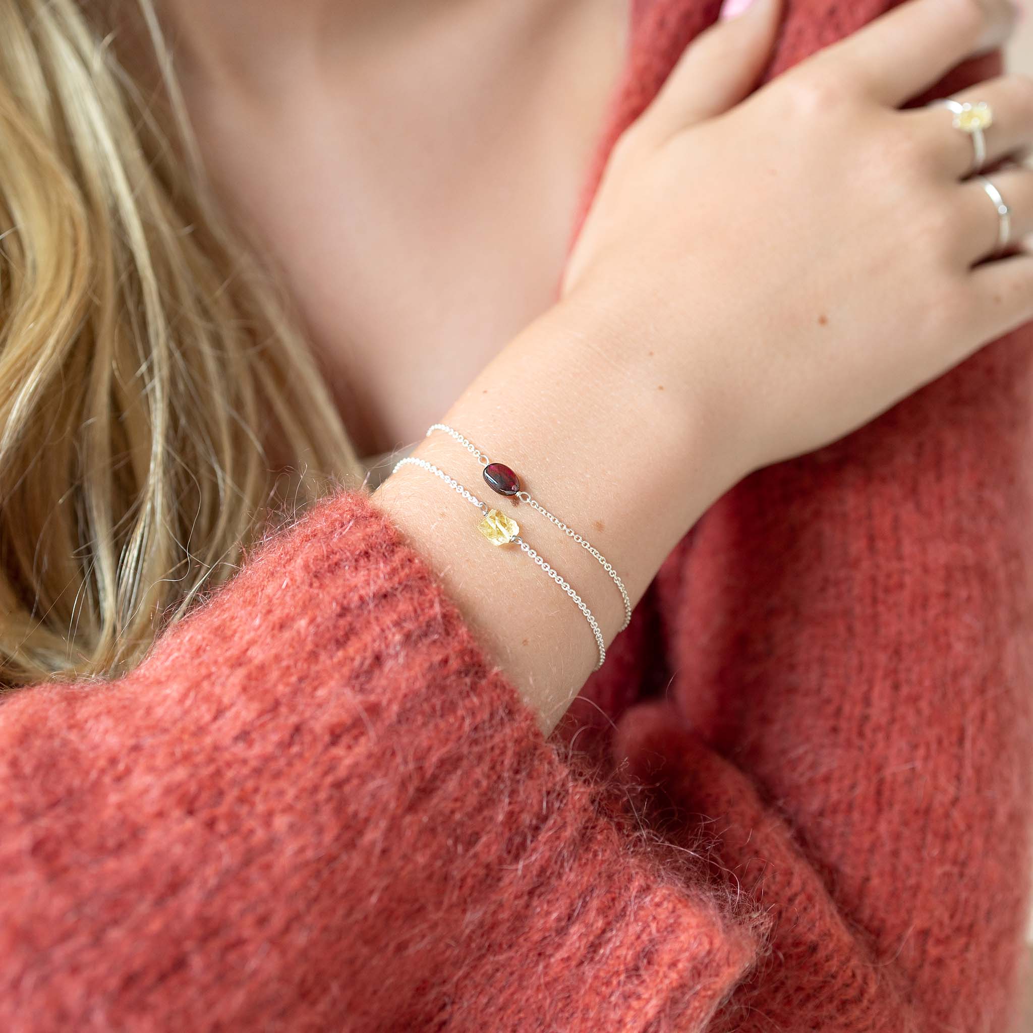 Granaat armband, donkerrode steen. zilveren handgemaakte armband