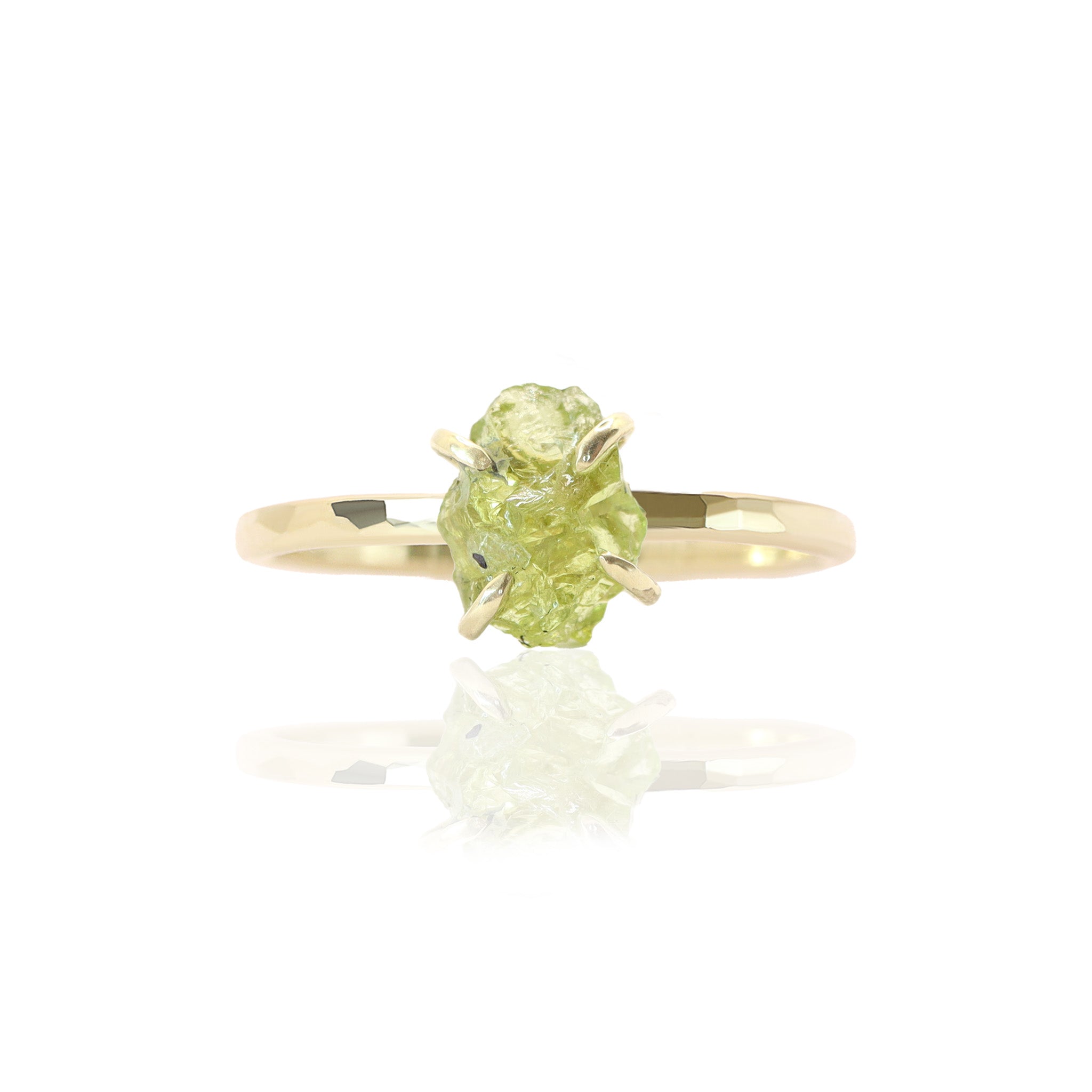 Peridoot ruw groene steen gouden ring