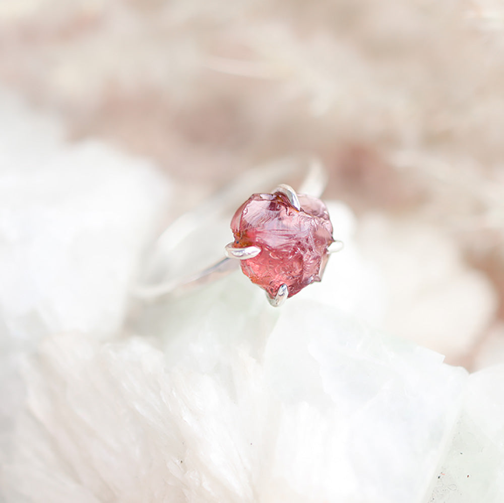 Geboortesteen januari ring granaat ruw zilver