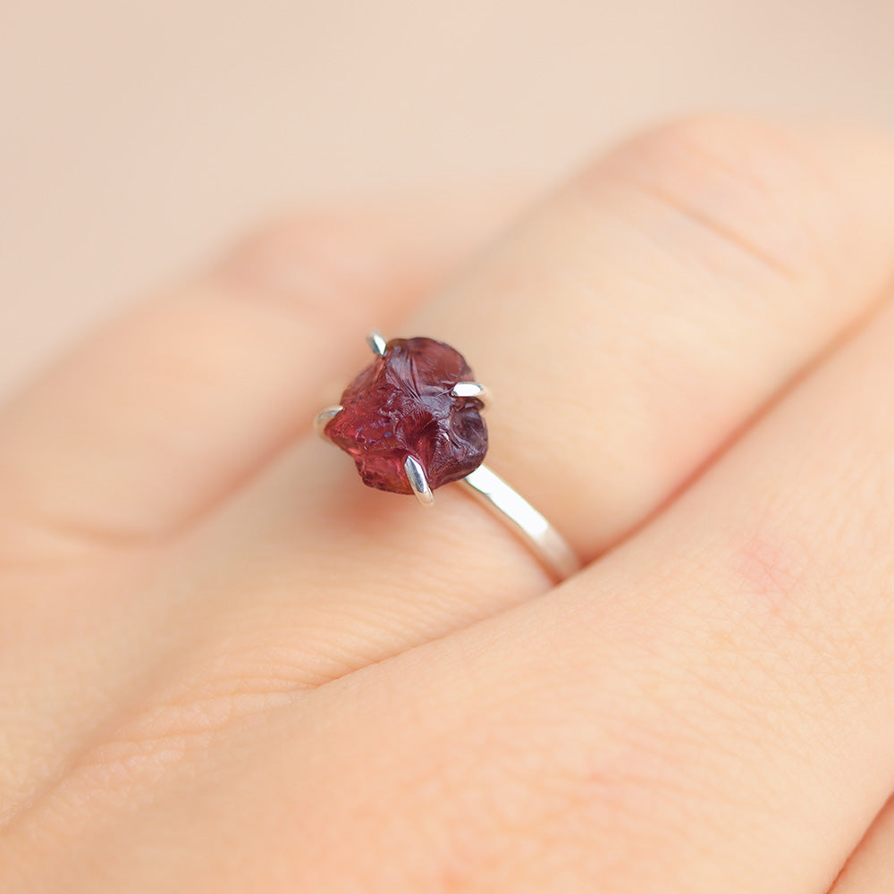 Granaat rood ruw ring zilver - geboortesteen januari