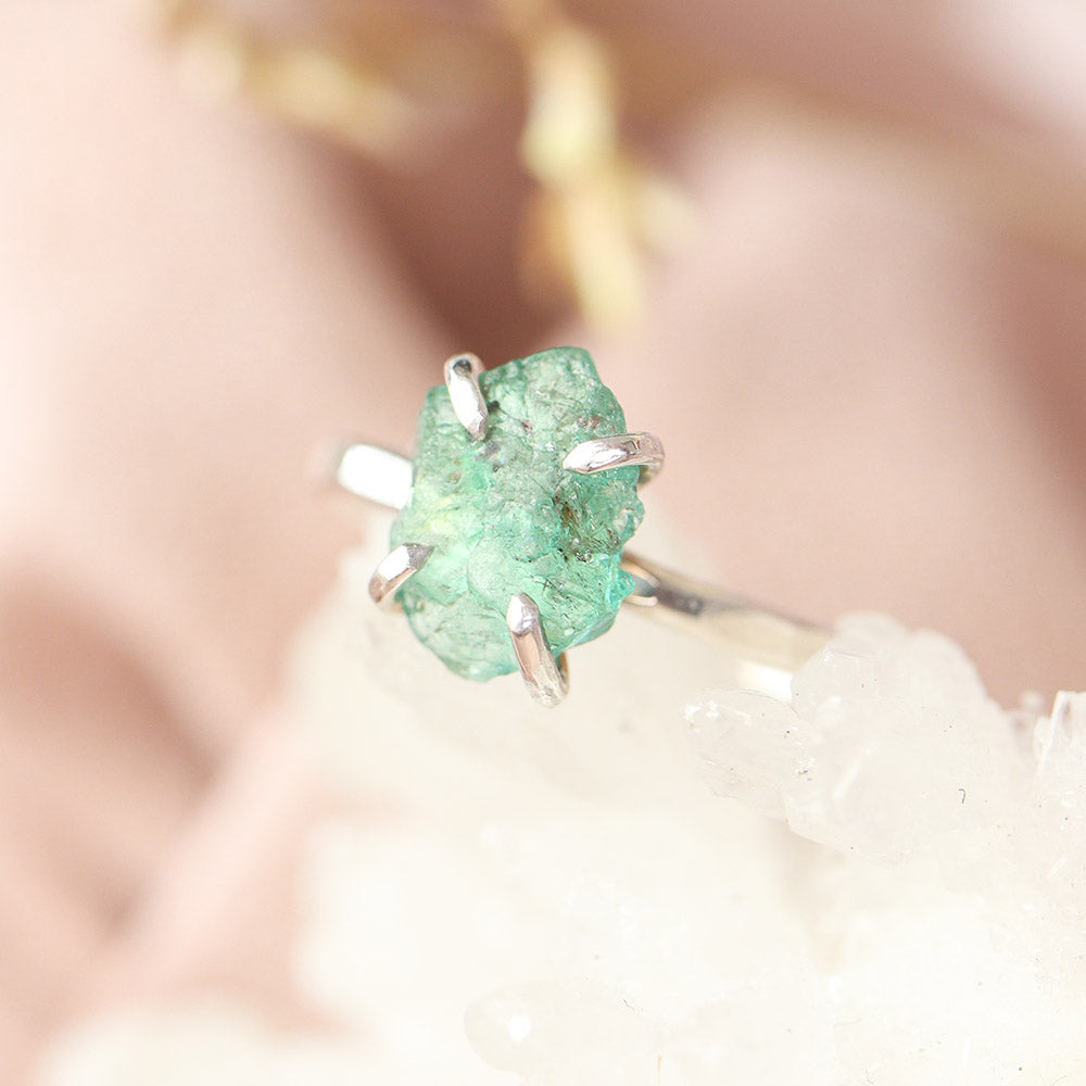 Smaragd ruw ring zilver