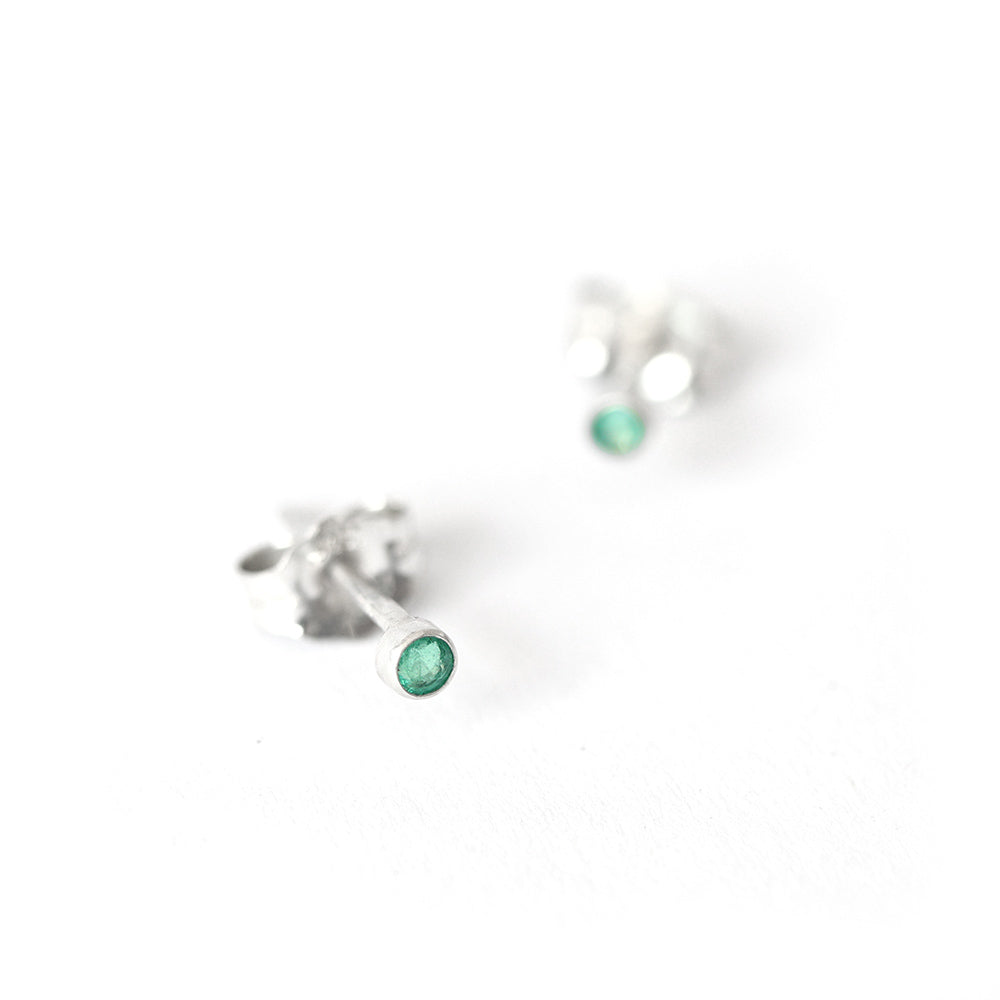 Smaragd knopjes oorbellen zilver