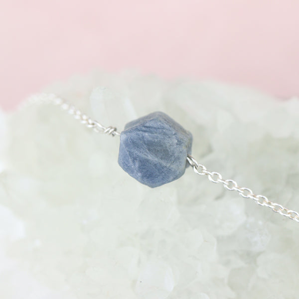 Blauwe ruwe saffier armband zilver - geboortesteen september