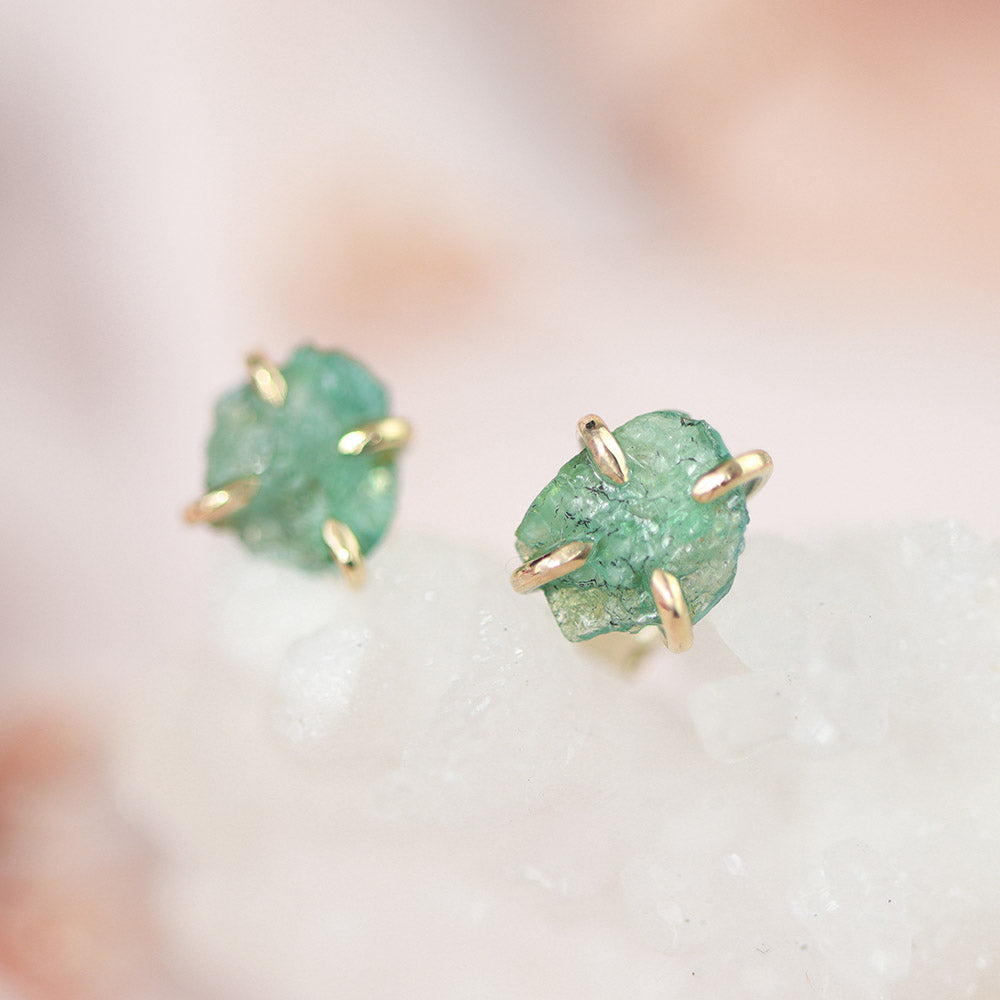 Smaragd groen ruw oorbellen goud