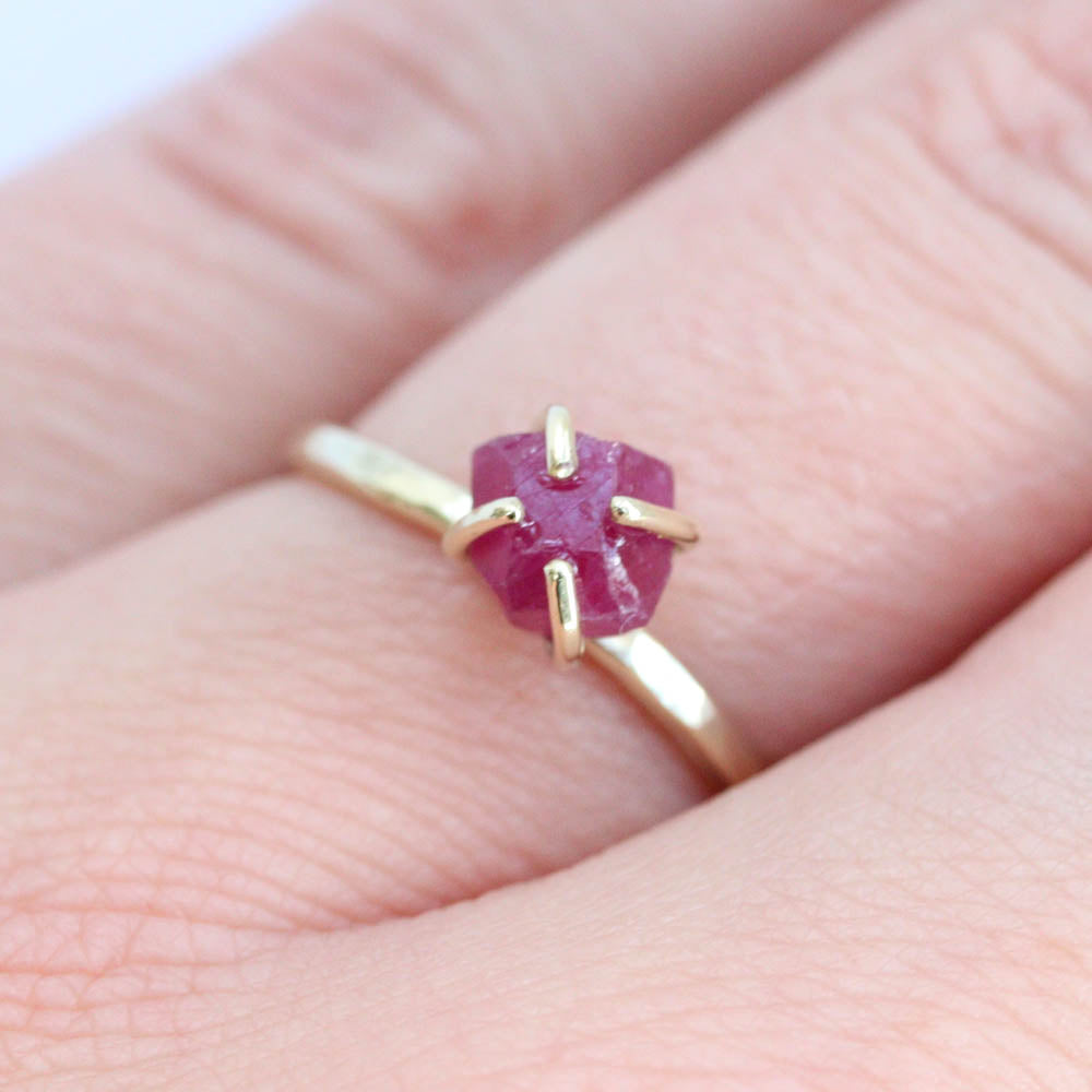 Robijn ring ruw - geboortesteen juli