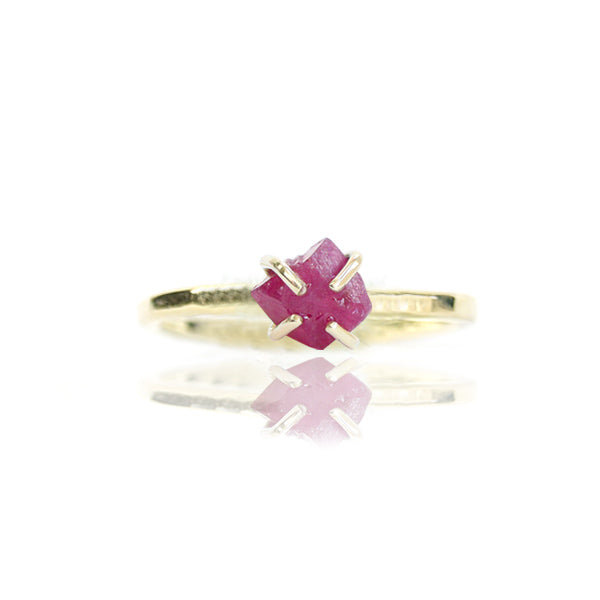 Robijn ring ruw 14kt geelgoud geboortesteen juli