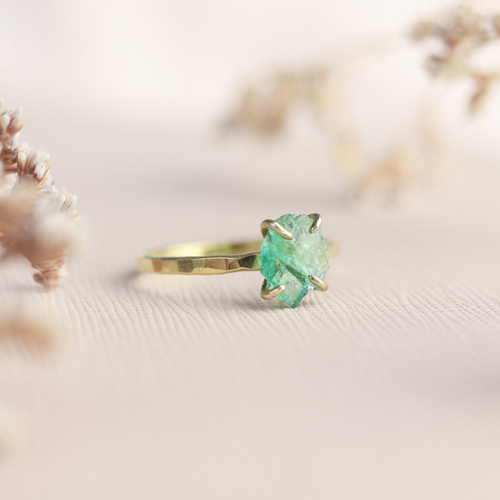 Ruwe smaragd edelsteen ring 14kt goud
