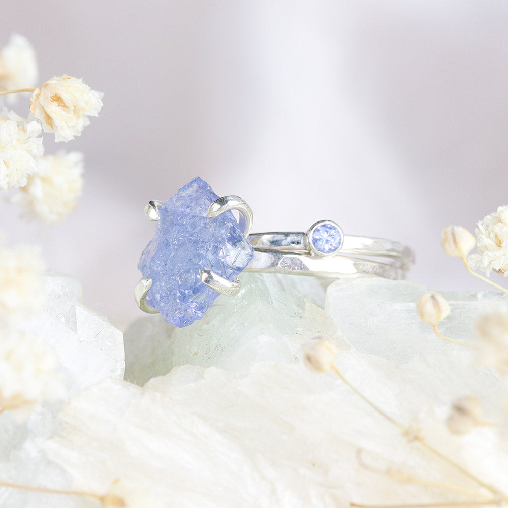 Ruwe blauwe tanzaniet ring zilver