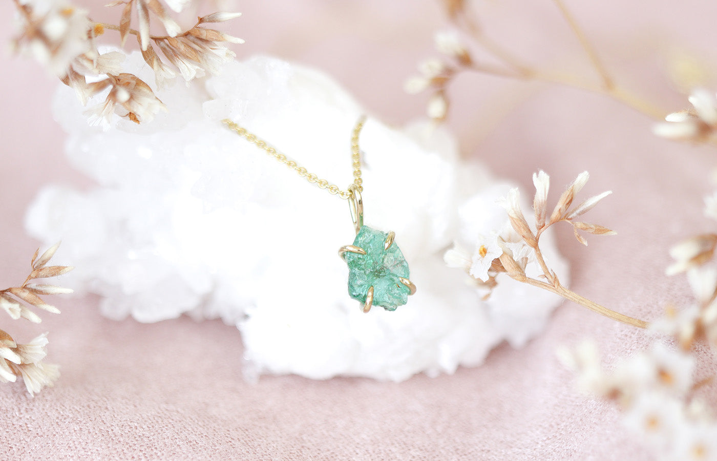 Smaragd ruw ketting goud voor de stier 