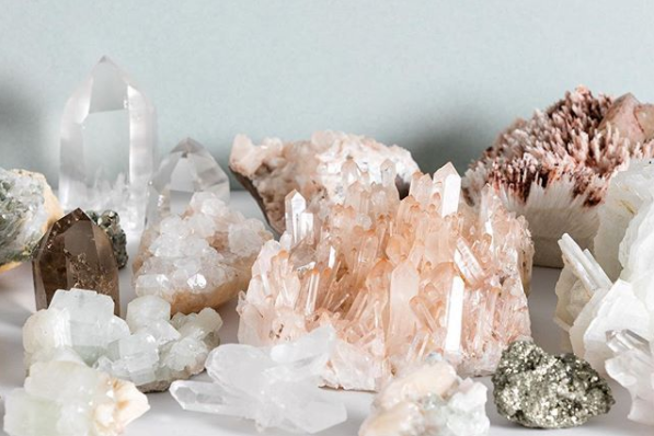 Wat voor invloed heeft de kleur op een edelsteen?