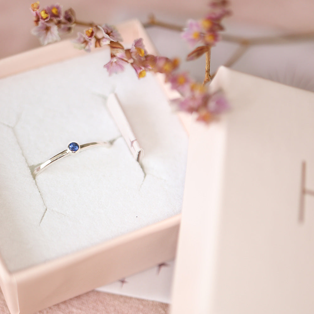 Saffier blauw 2 mm zilver ring - geboortesteen september