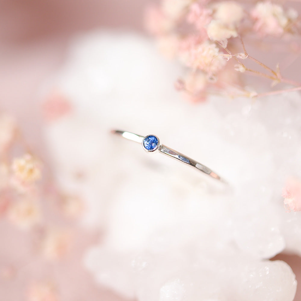 Saffier blauw 2 mm zilver ring - geboortesteen september