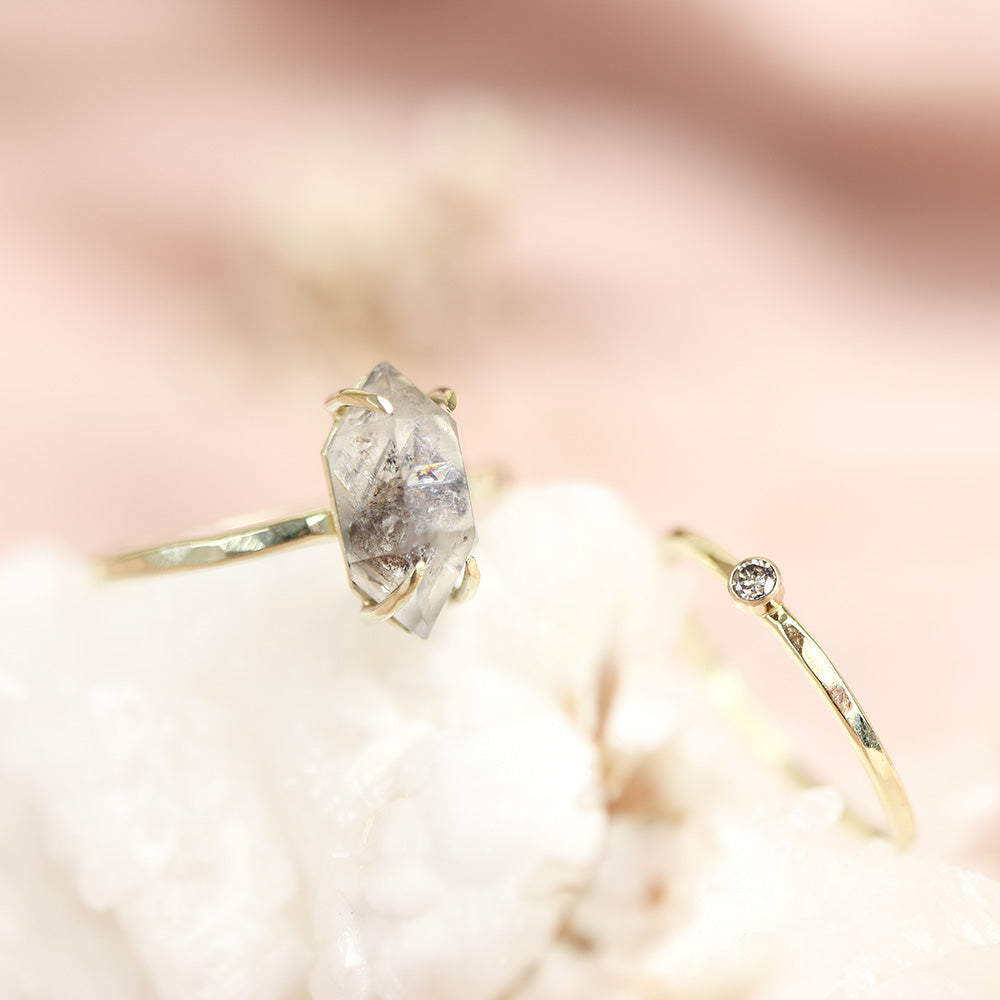 Unieke en handgemaakte verlovingsring met ruwe diamant