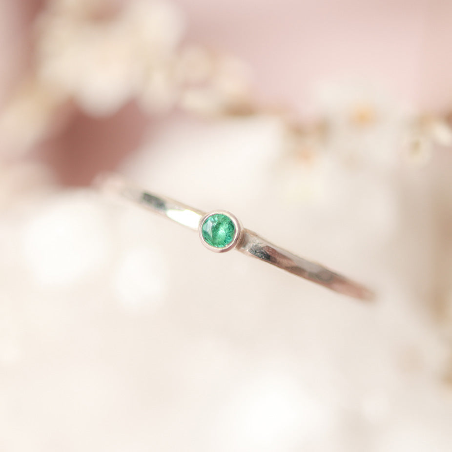 Geboortesteen ring mei, Smaragd groen zilveren ring