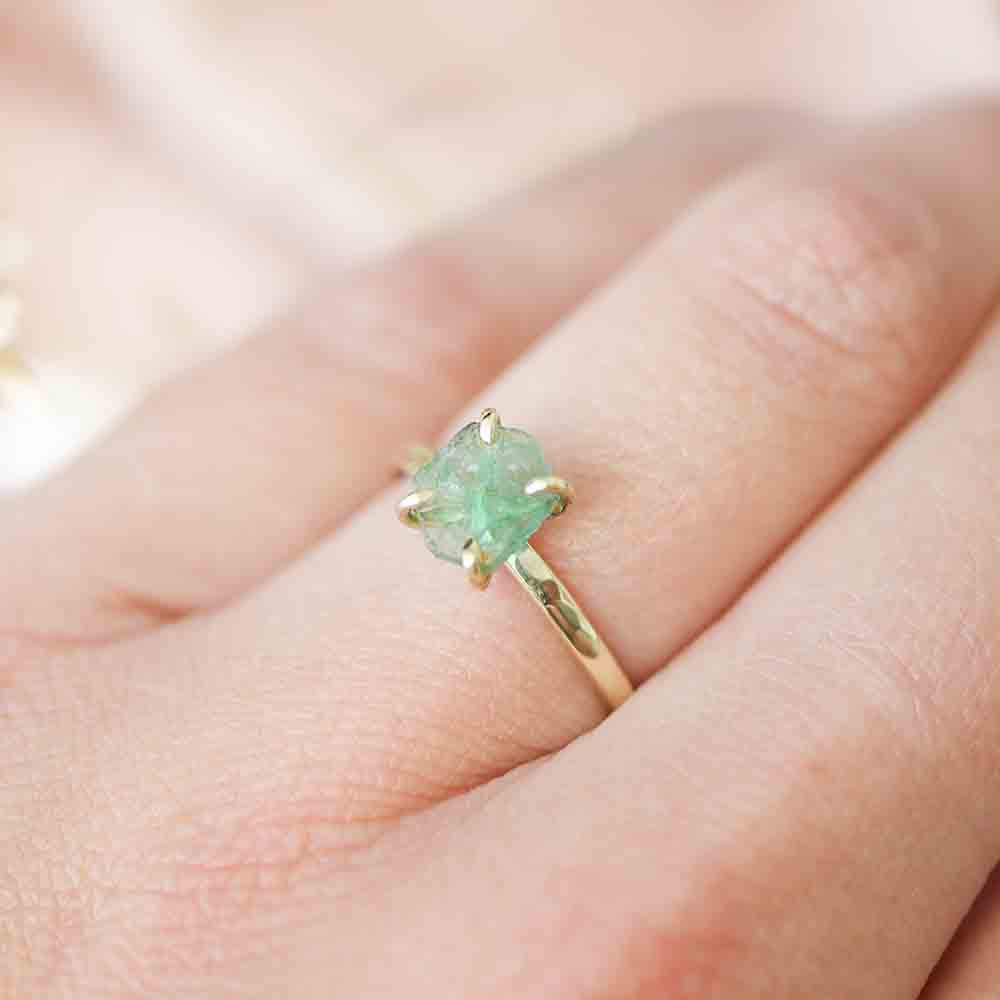 Ruwe Smaragd 14kt ring geboortesteen mei 