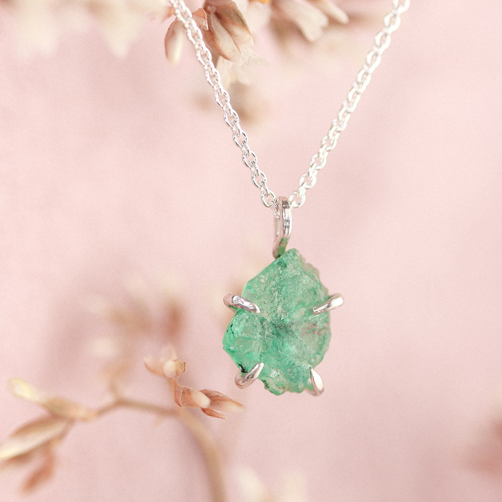 Ruwe smaragd ketting zilver 