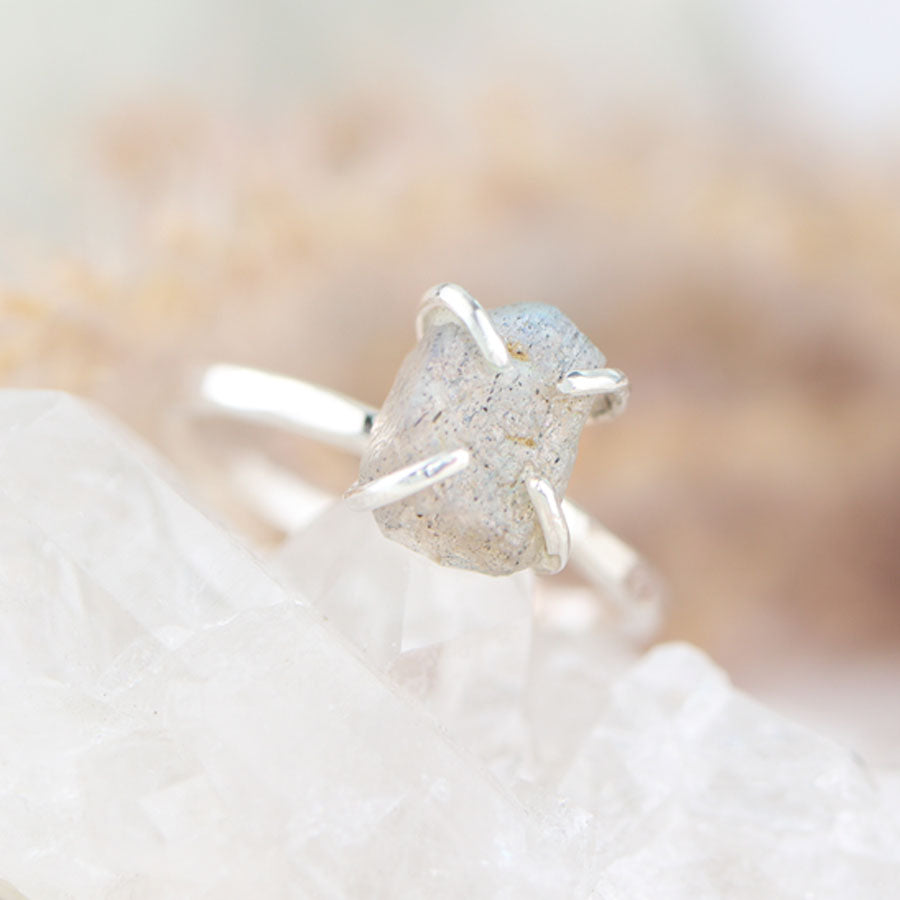 Labradoriet ruw ring zilver