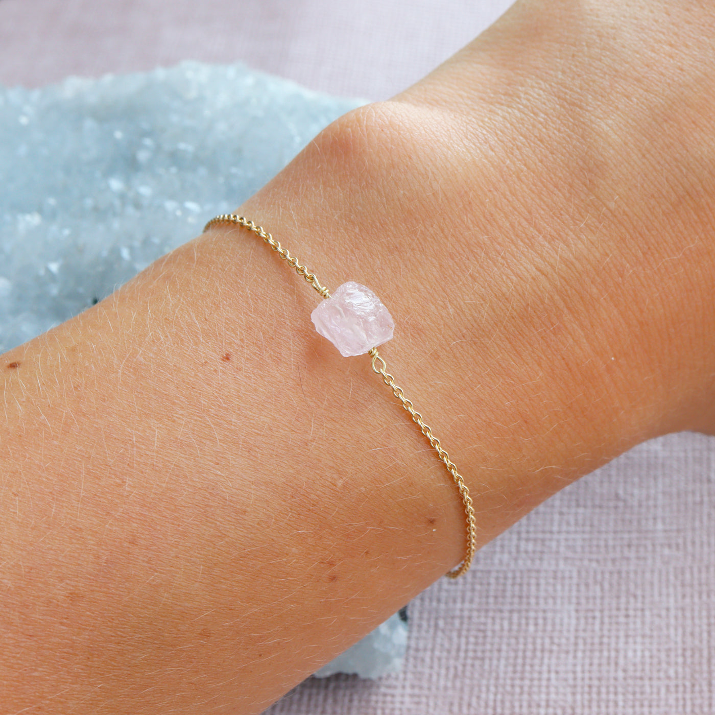 Gouden ruwe rozenkwarts edelsteen armband